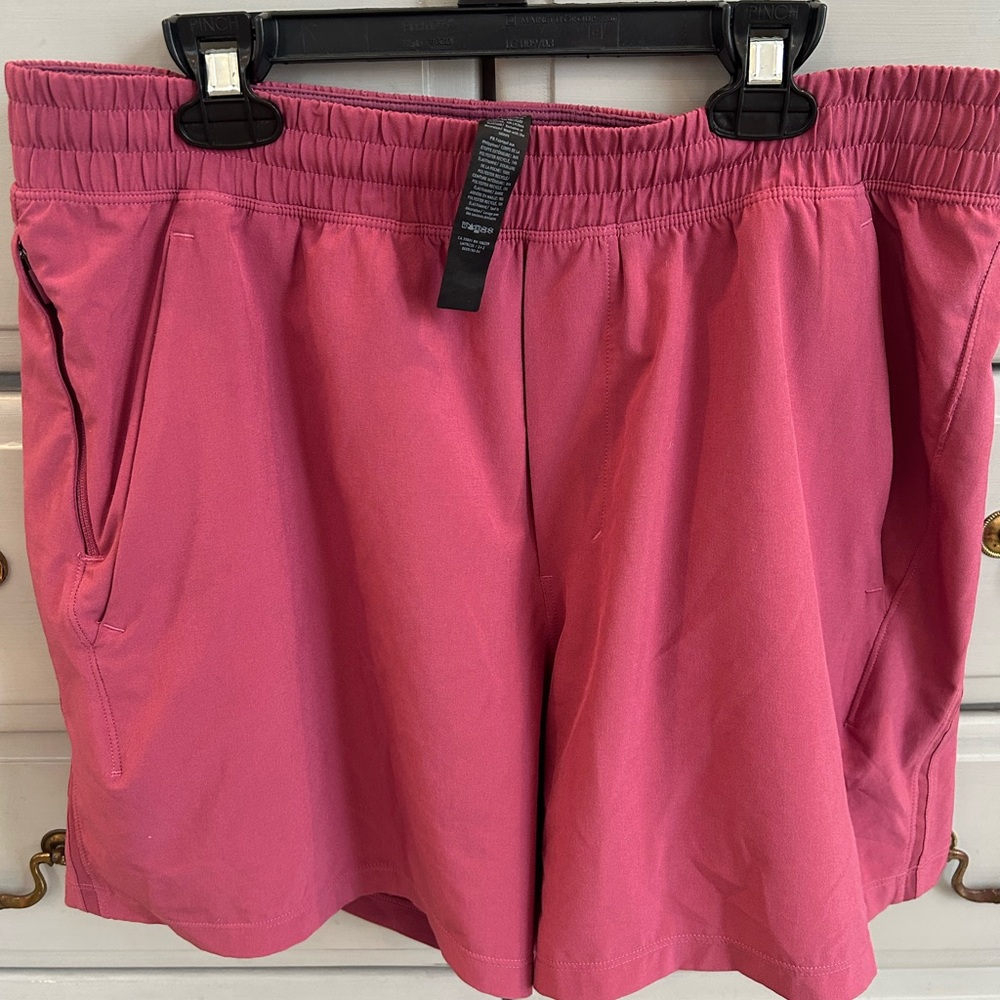 Men’s Lululemon Athletica  Athletic Pace breaker 5” shorts.